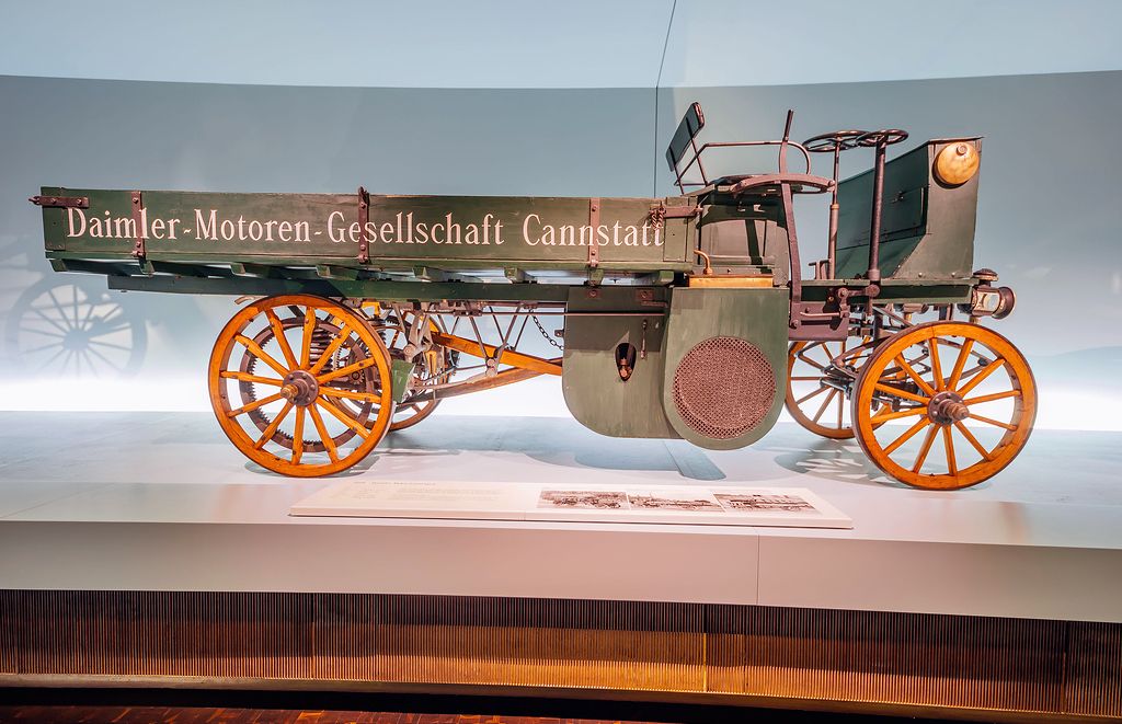 Ciężarówka Daimler Motor-Lastwagen z roku 1898
