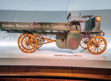 Ciężarówka Daimler Motor-Lastwagen z roku 1898