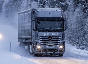Actros w trasie zimą